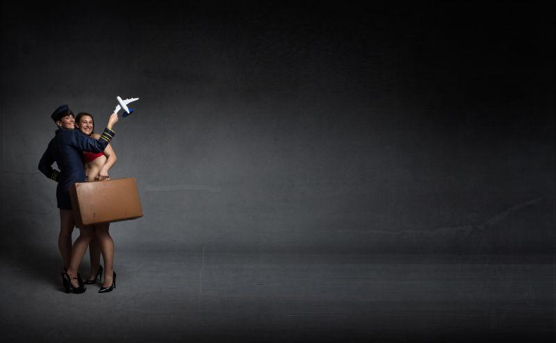 黑暗背景下的性感航空美女