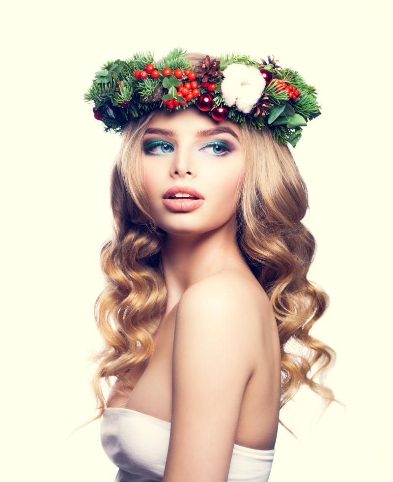 带着绿色花环的金发美女