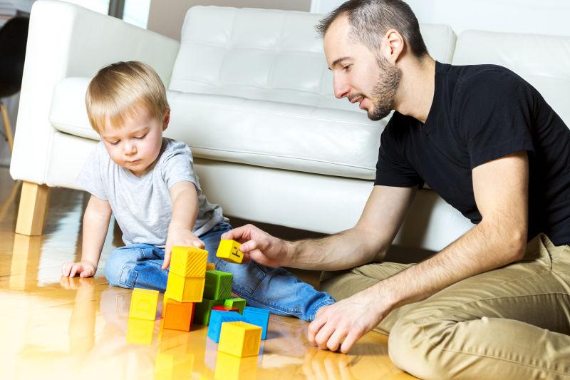 父亲与儿子一起玩积木