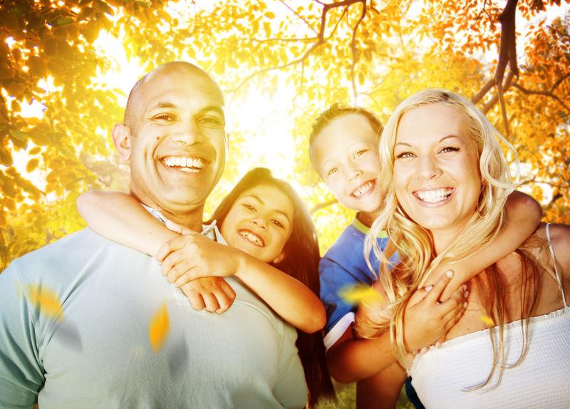 户外幸福的一家聚在一起