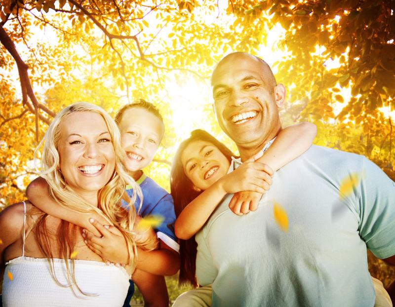 幸福的一家在户外