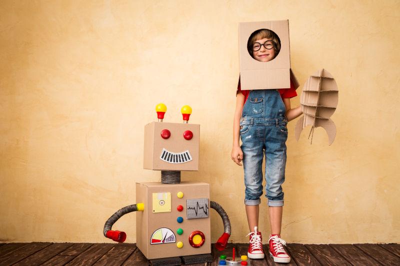 家里快乐的孩子和玩具机器人