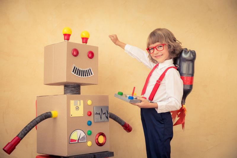 充满想象力的孩子和玩具机器人
