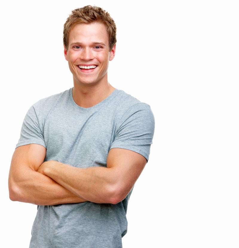 一个快乐的年轻人的特写镜头