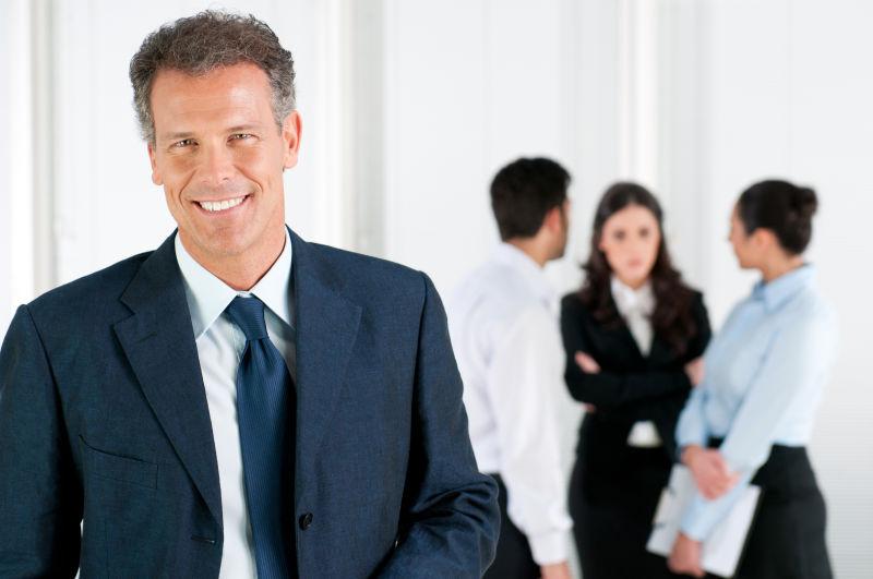 快乐微笑的商人与同事