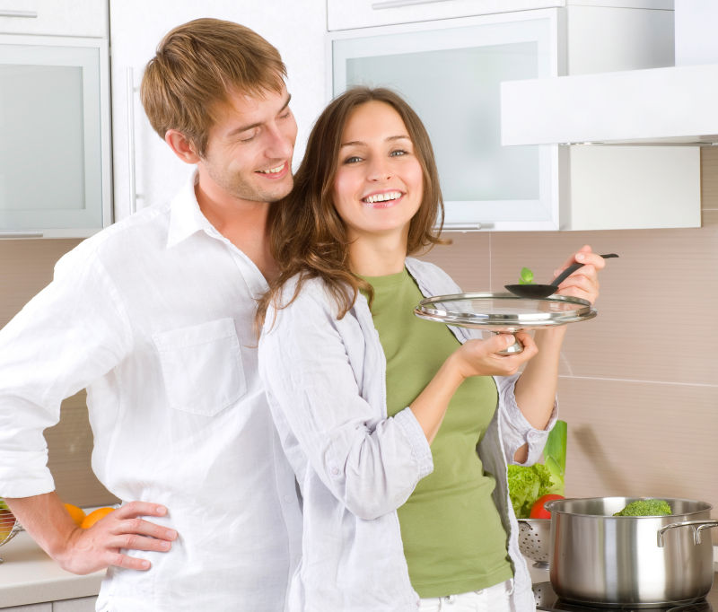 年轻快乐的夫妻在厨房