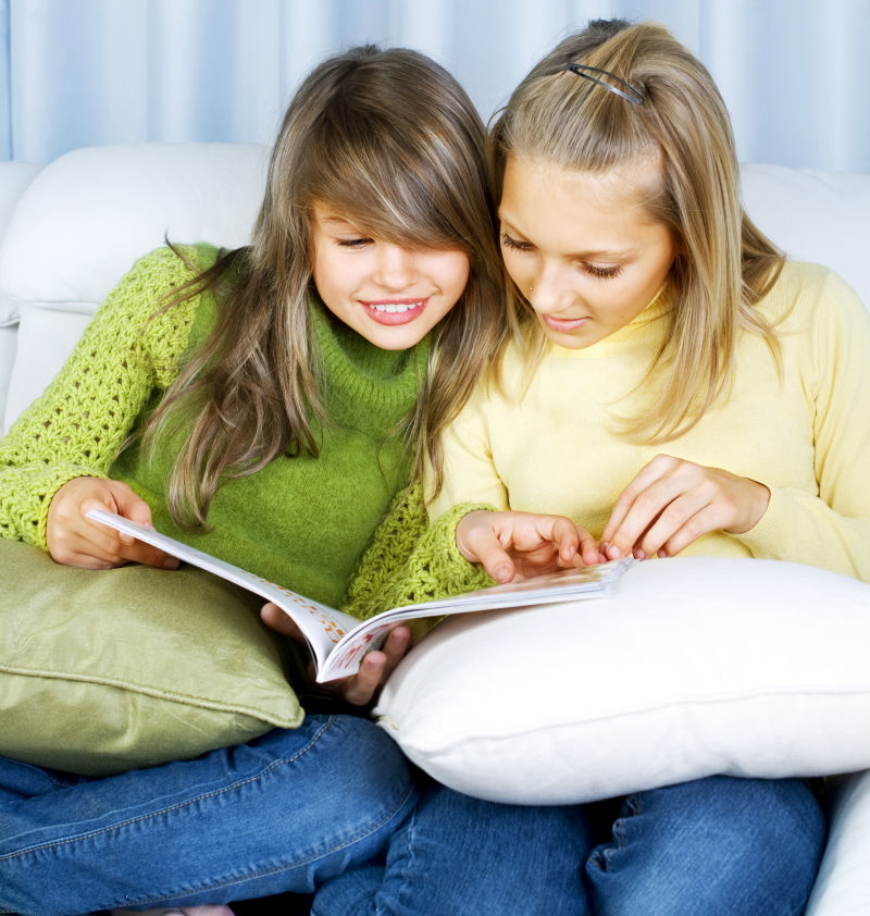 快乐的两姐妹在看书