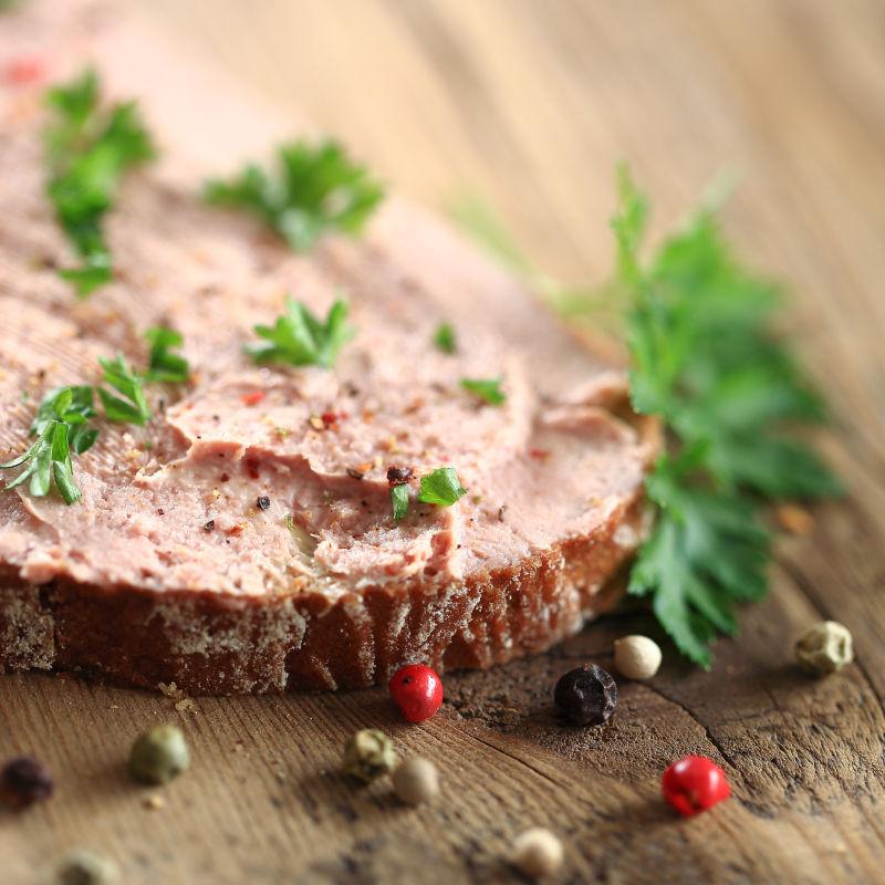 木桌上美味的烤肉排特写