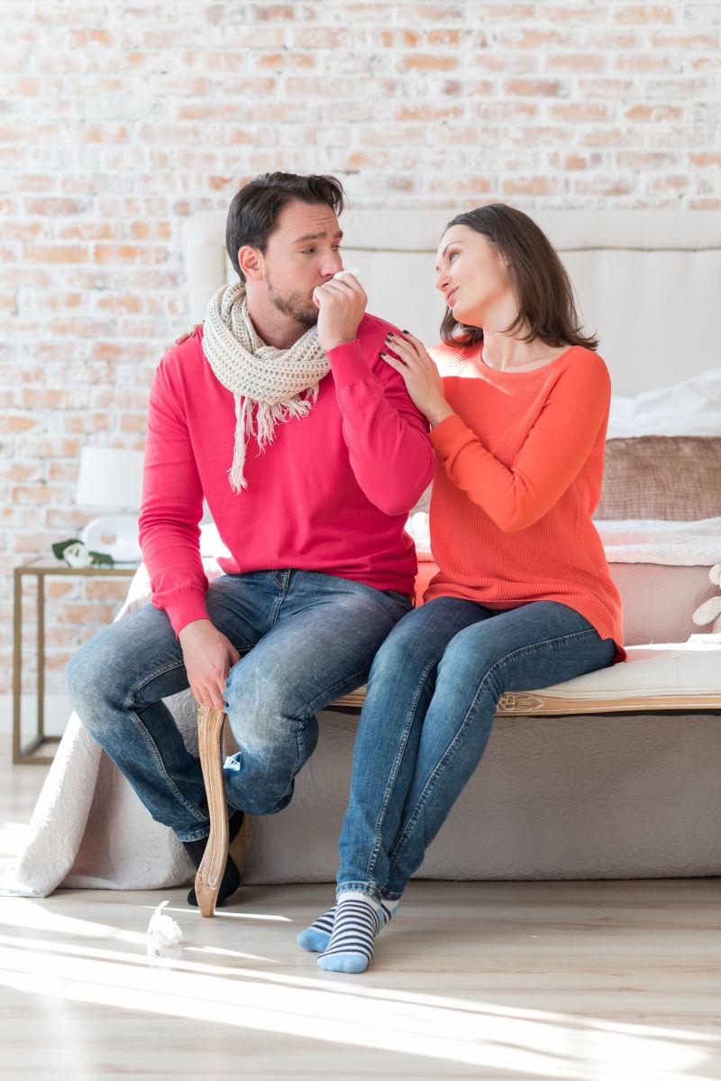 妻子正在安慰生病的丈夫