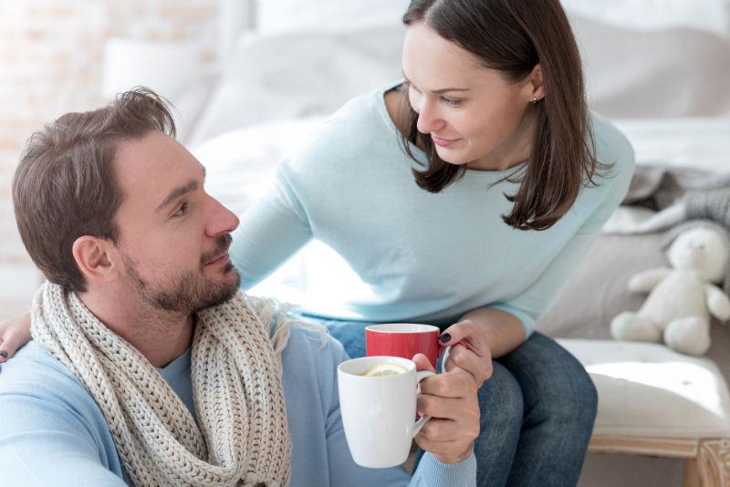 室内喝着咖啡的恩爱情侣