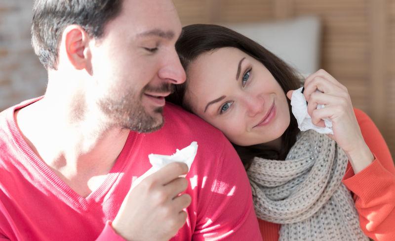 室内穿着情侣装的情侣