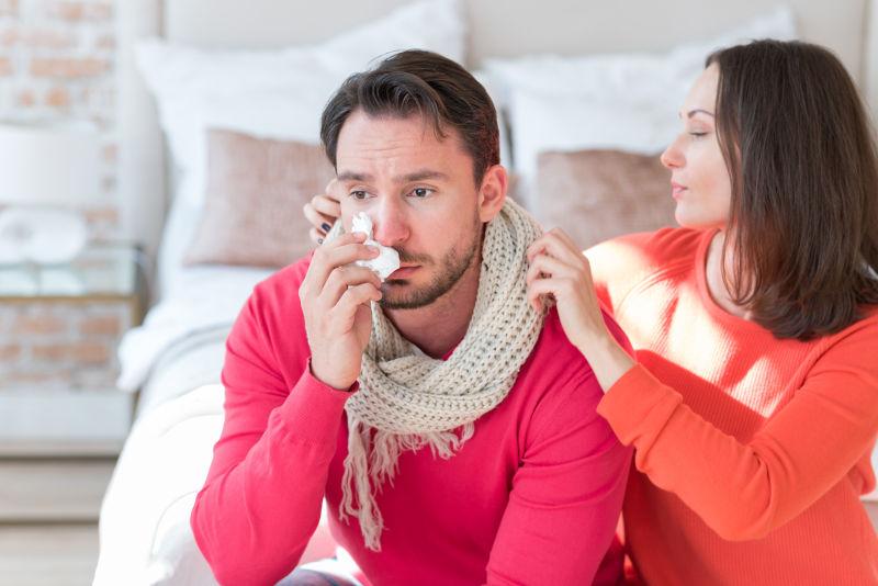 妻子正在关心生病的丈夫