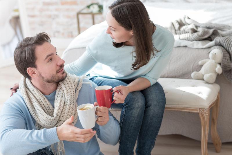 室内喝着咖啡的年轻情侣