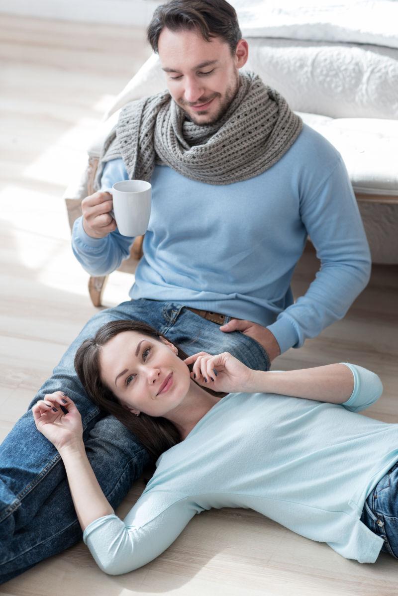 房间里妻子躺在丈夫的腿山