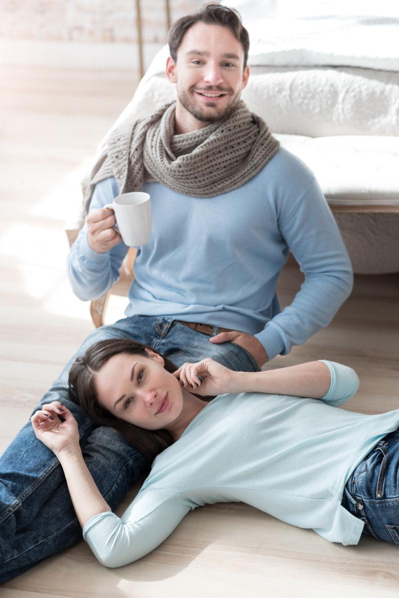 可爱的妻子躺在丈夫的腿山