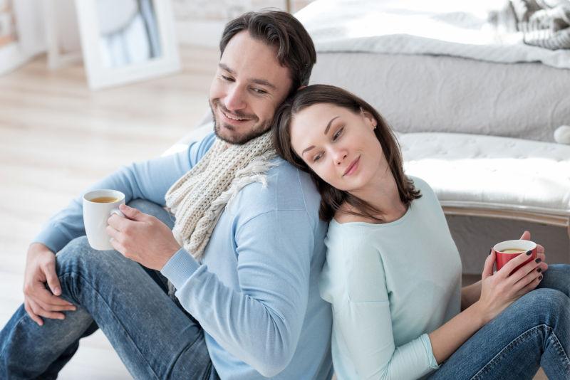 房里背靠背的情侣