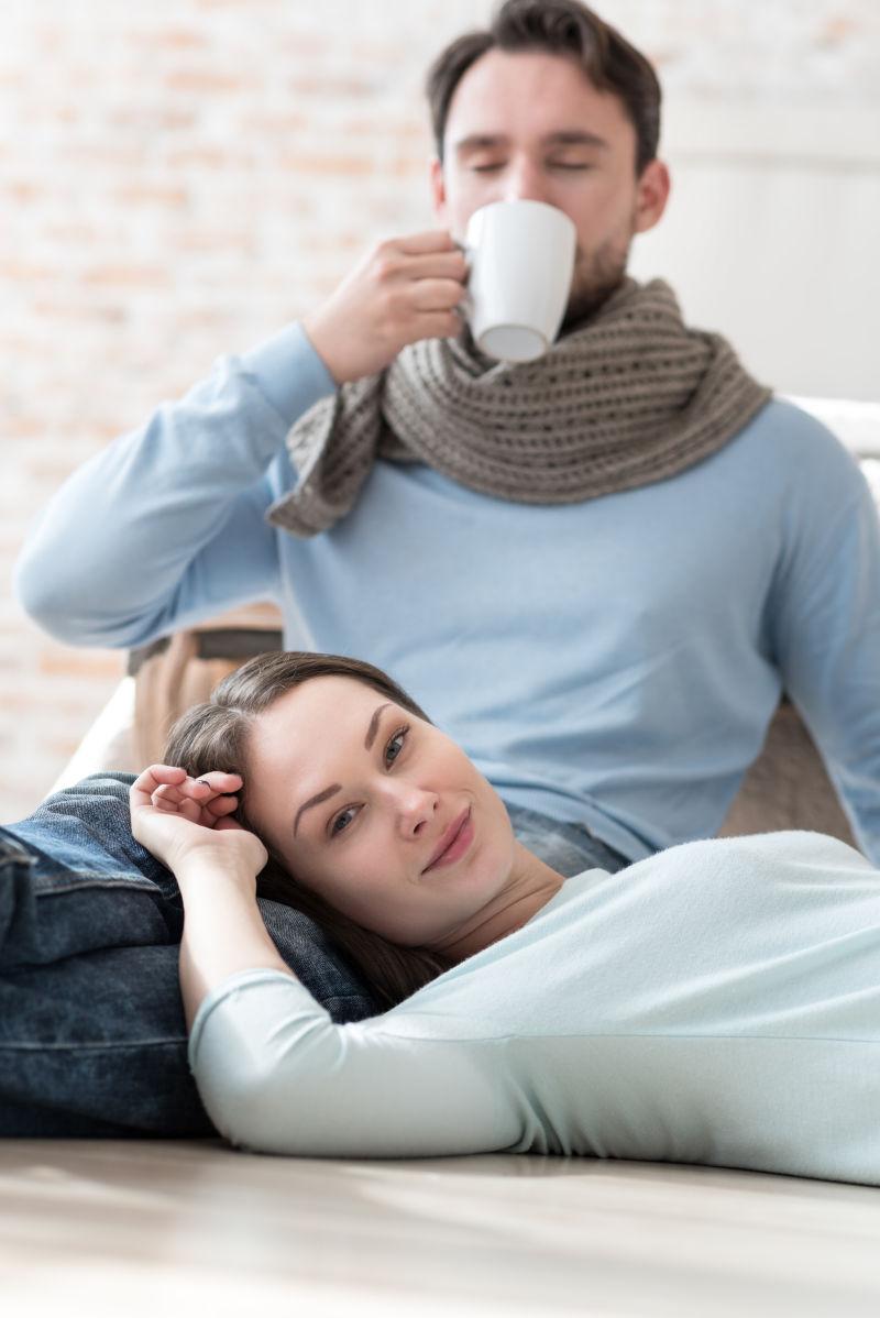 妻子躺在老公的腿上