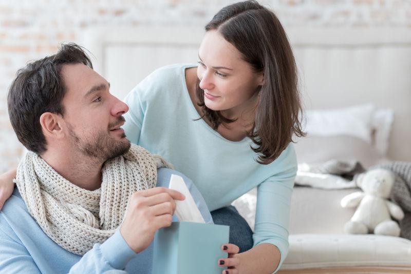 室内的一堆甜蜜情侣