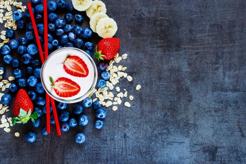 新鲜水果冰沙和水果