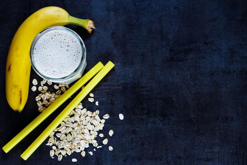 燕麦薄片香蕉奶昔