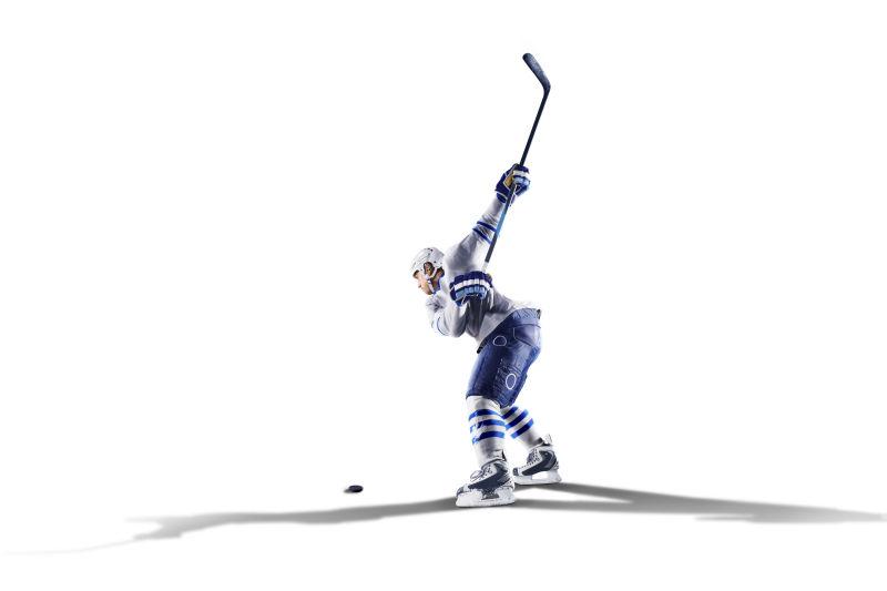 白色背景上的冰球运动员在冰上滑冰