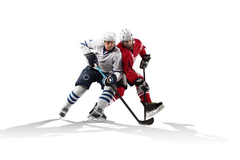 白色背景上的职业冰球运动员在冰上滑冰