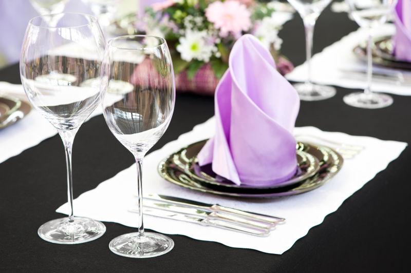 餐饮桌餐具搭配银器