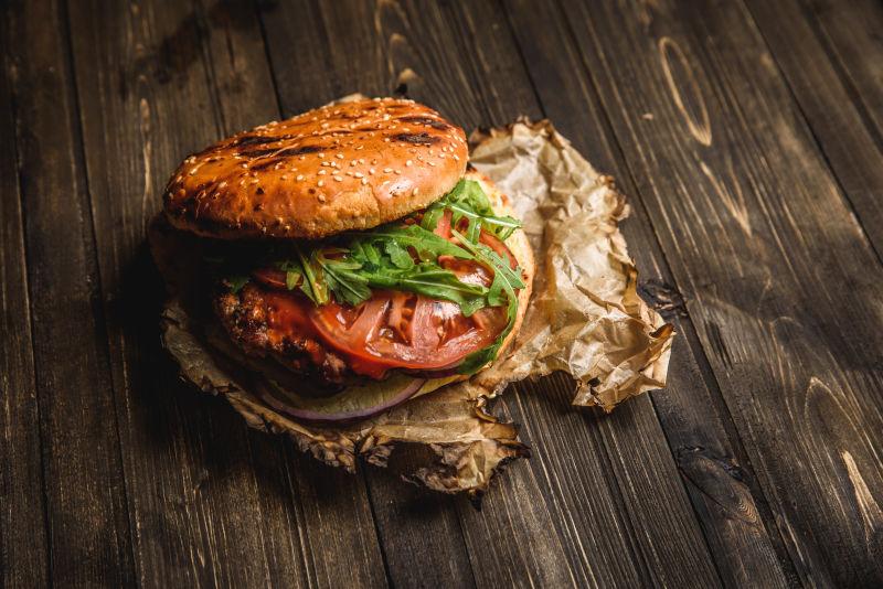 木板上的西红柿美味汉堡