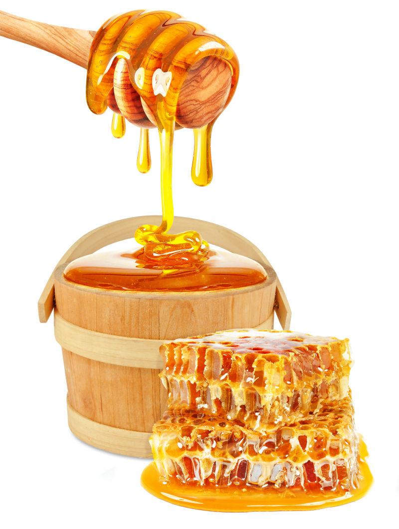 白色背景下从蜂巢中提取有营养的健康蜂蜜