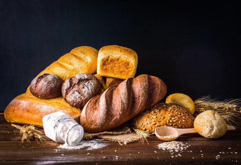 木制桌上的烘焙食品