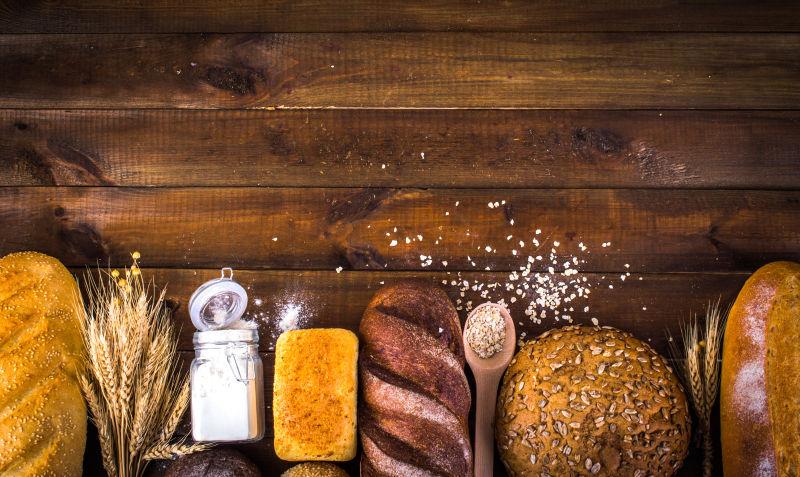 木桌上的烘焙面包