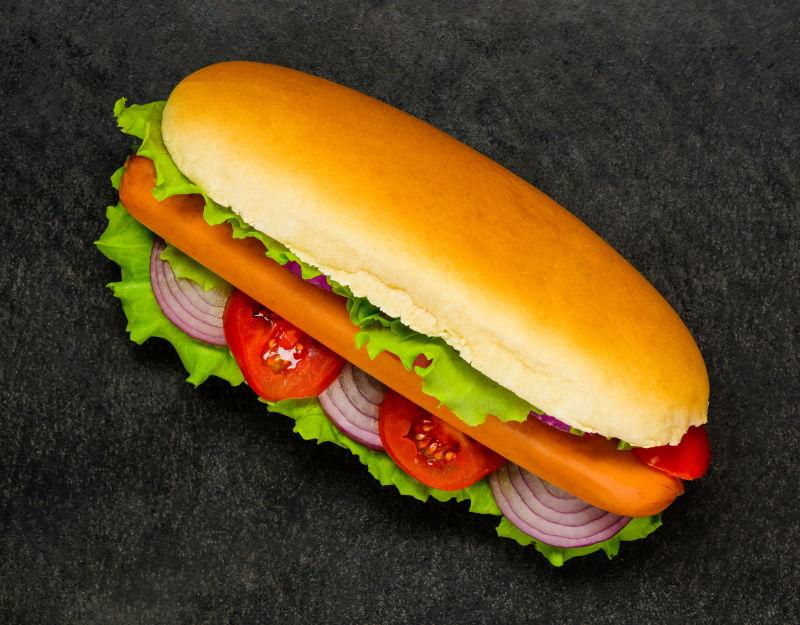 黑色桌子上的美味热狗