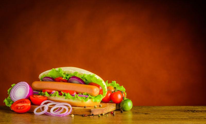 砧板上的健康蔬菜热狗