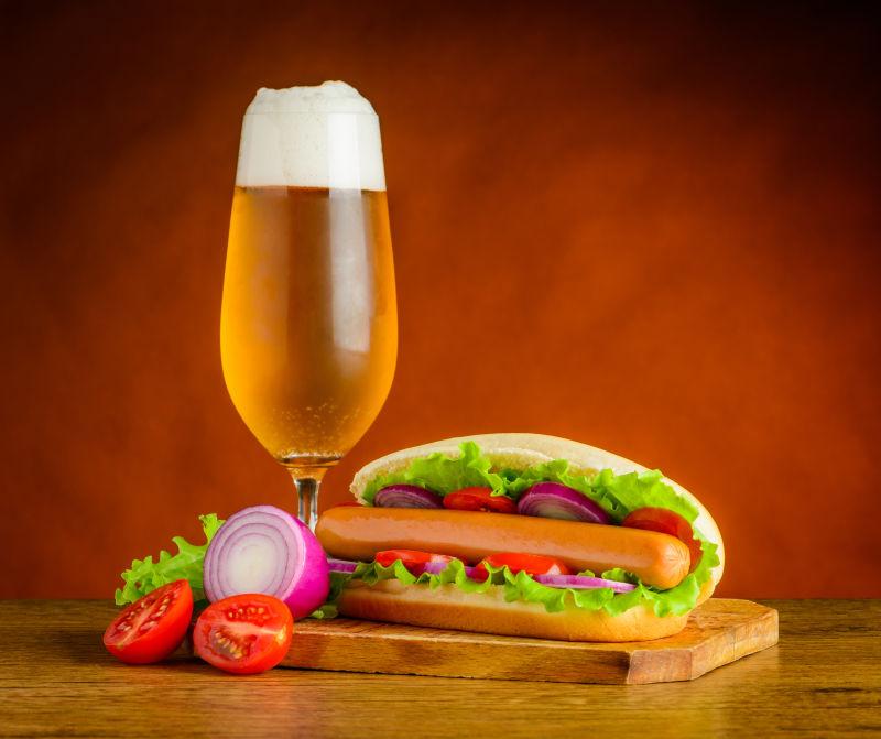 砧板上的冰啤酒和热狗