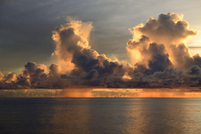海上乌云密布的天空