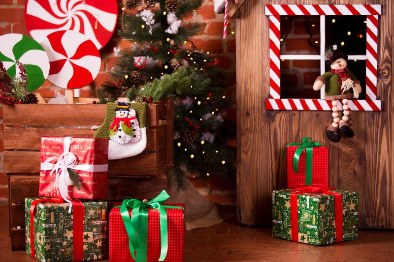 圣诞节木屋与装饰品