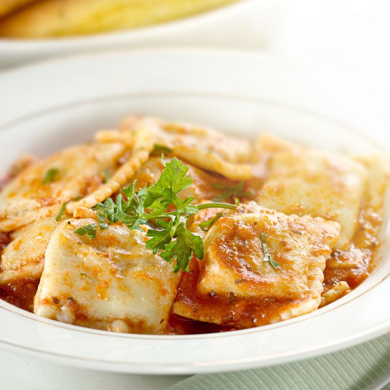 白色碗里的美味意式面条