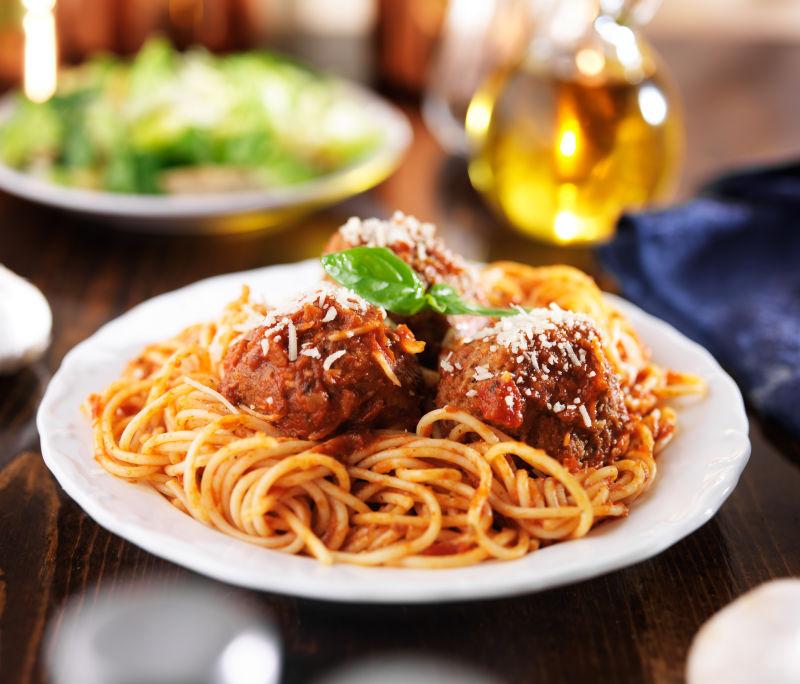 桌子上美味的意大利面