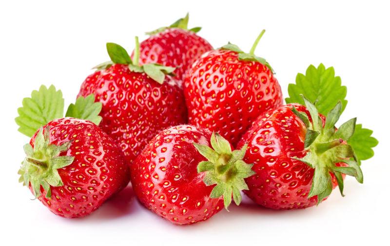 白色背景下的新鲜草莓