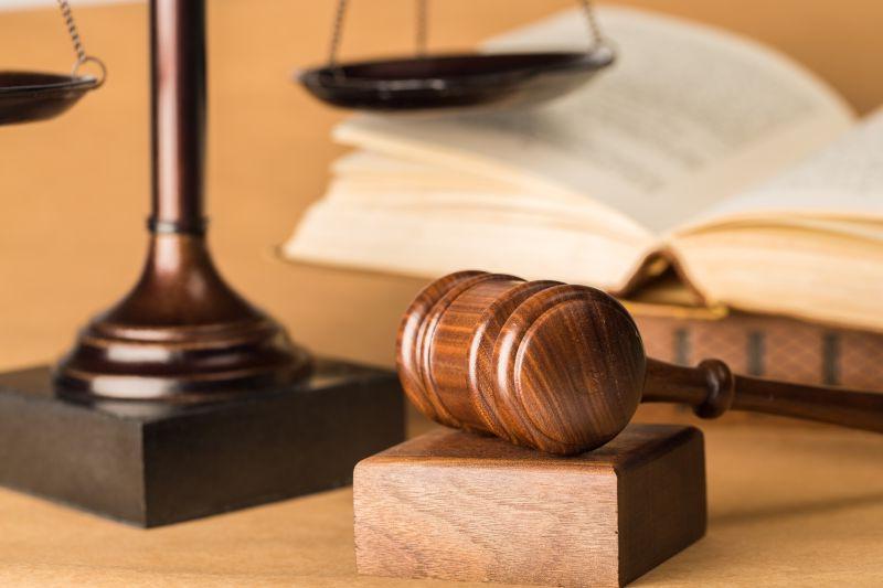 桌子上的天平书和槌子