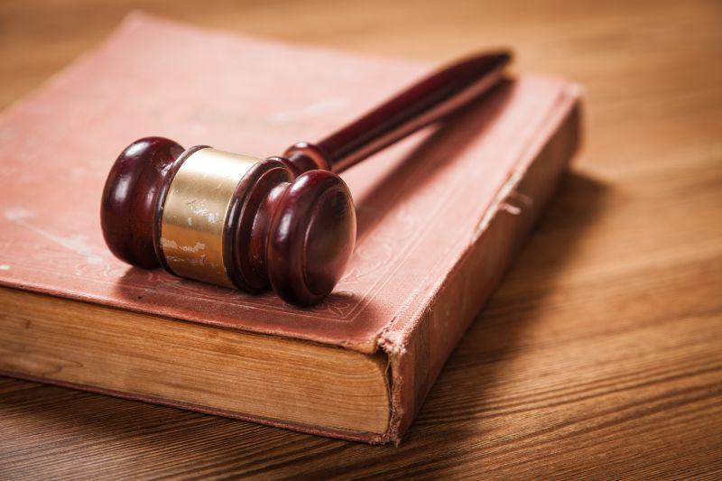 放在书籍上的法槌