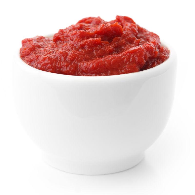 白色瓷碗中的番茄酱