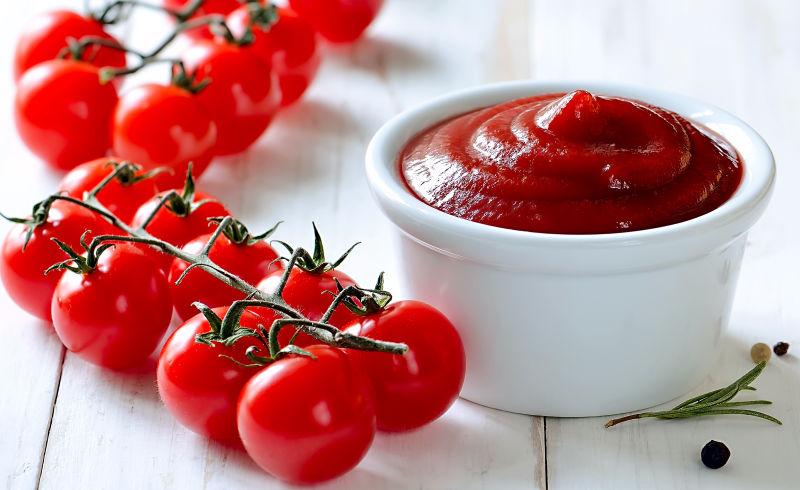 番茄与白色碗中的番茄酱