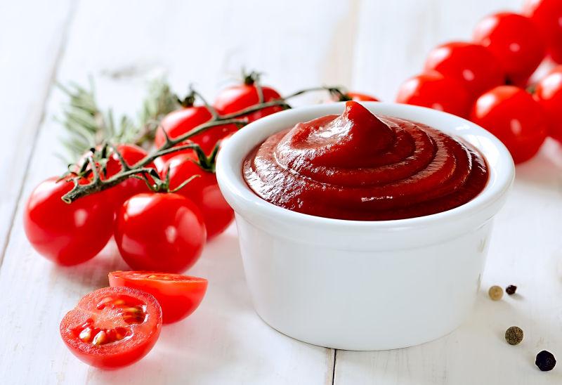自制的番茄酱和木板上的番茄