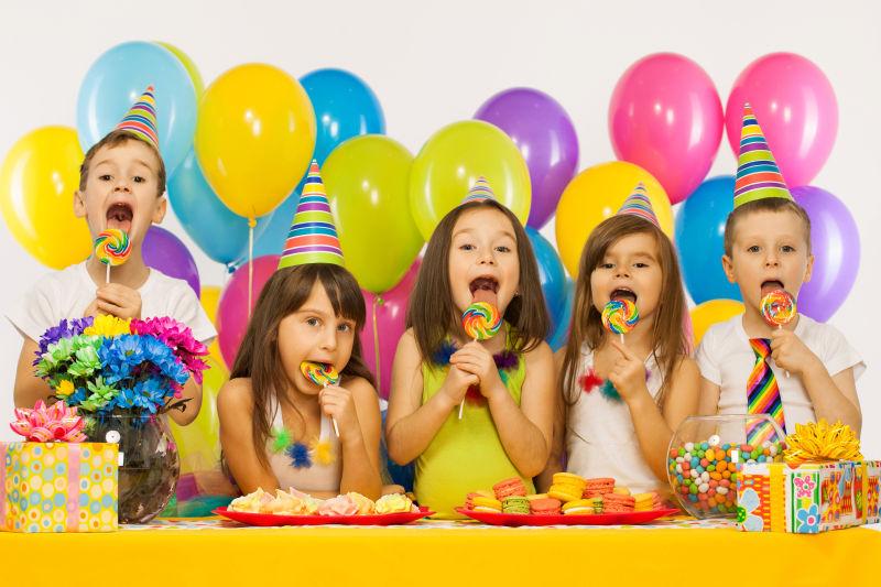 在生日派对上玩得开心的一群快乐的小朋友