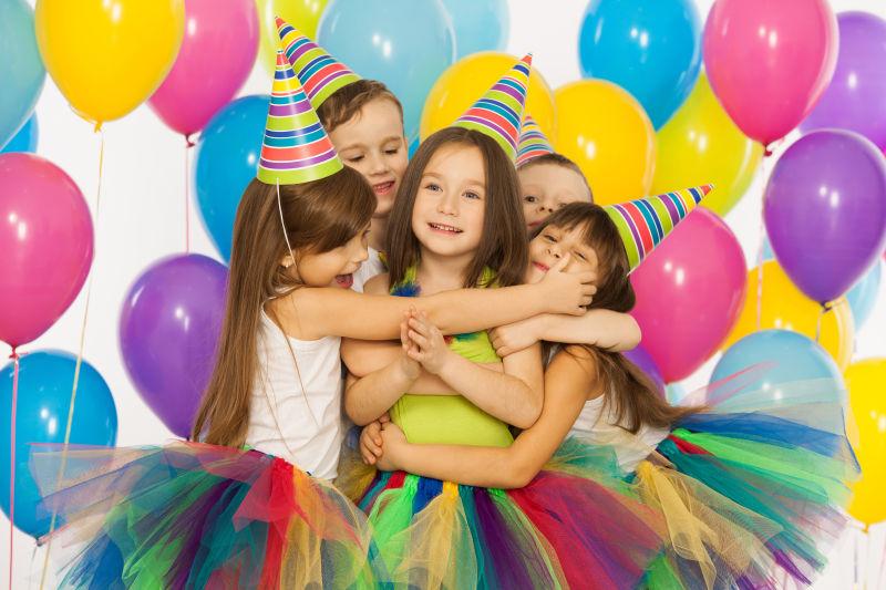 白色背景下一群快乐的小朋友在生日派对上玩得开心