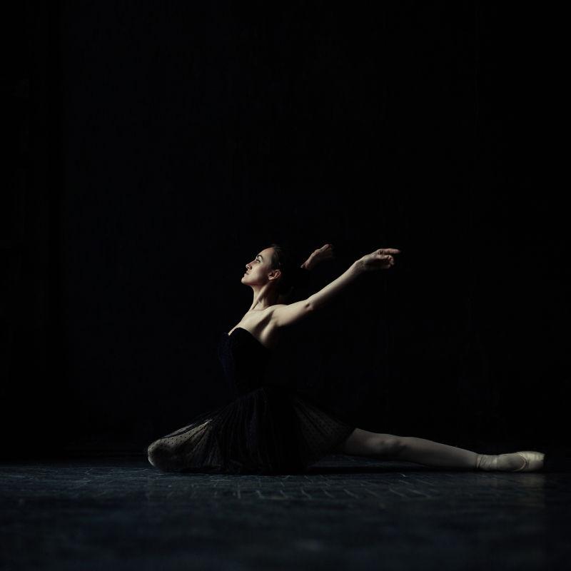 系列 一 黑暗房间里的芭蕾舞舞者(5张图片)查看全部 