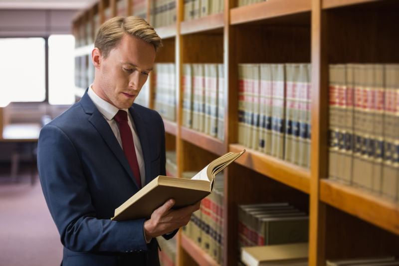 大学法律图书馆的英俊律师