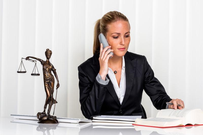 坐在办公室里律师