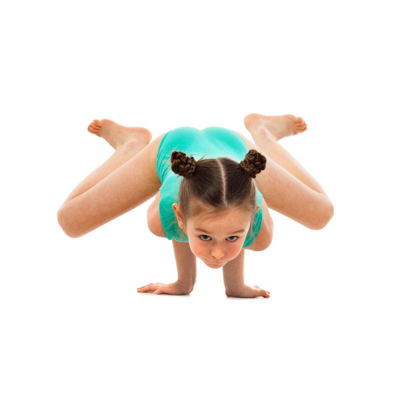 白色背景中体操训练的小女孩